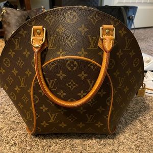 LOUIS Vuitton vintage bag.